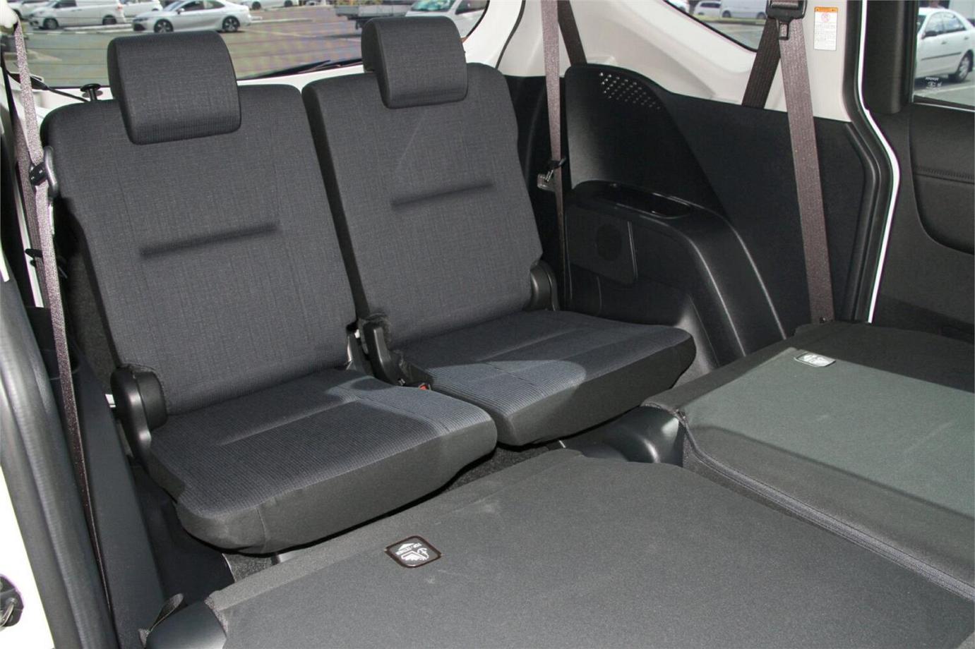 2016 Toyota Sienta G (hybrid)-3