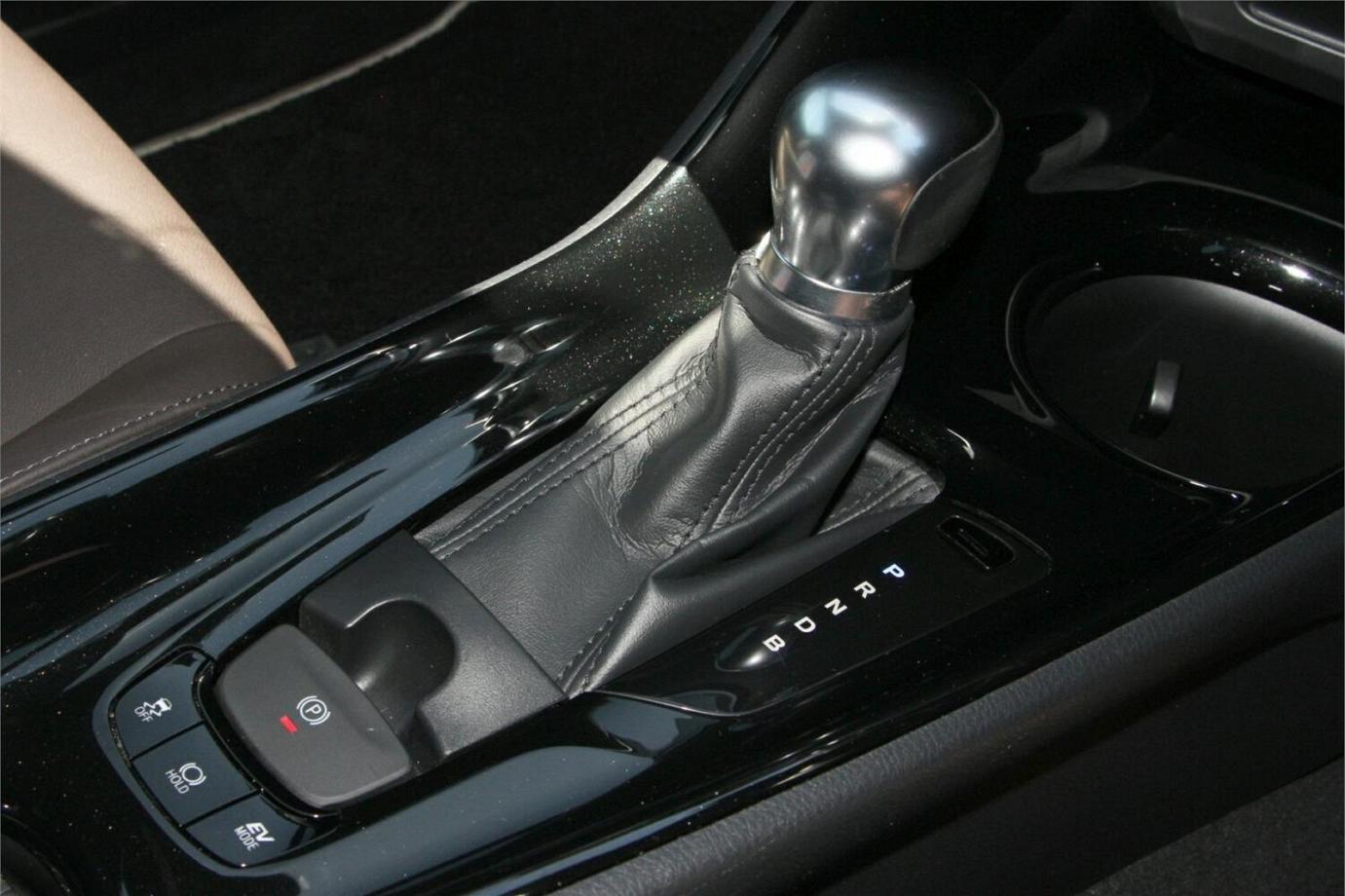 2017 TOYOTA C-HR G (HYBRID)-8
