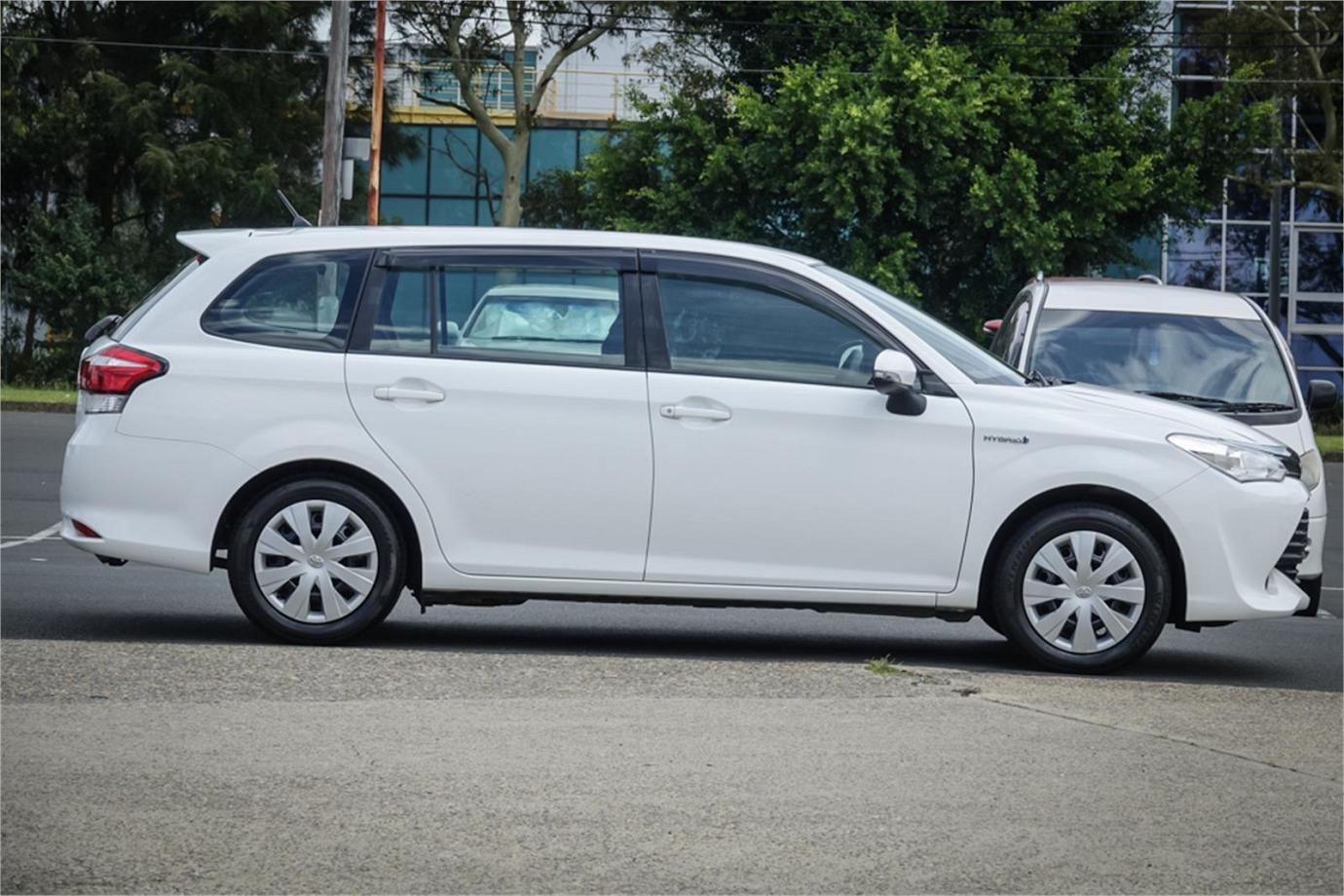 2016 Toyota Corolla Fielder Ex (hybrid)-3