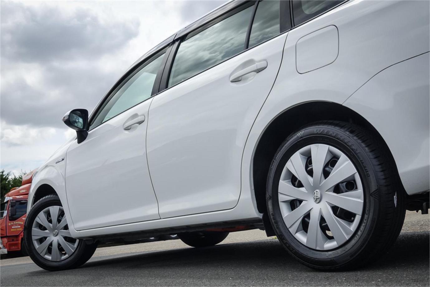 2016 Toyota Corolla Fielder Ex (hybrid)-11