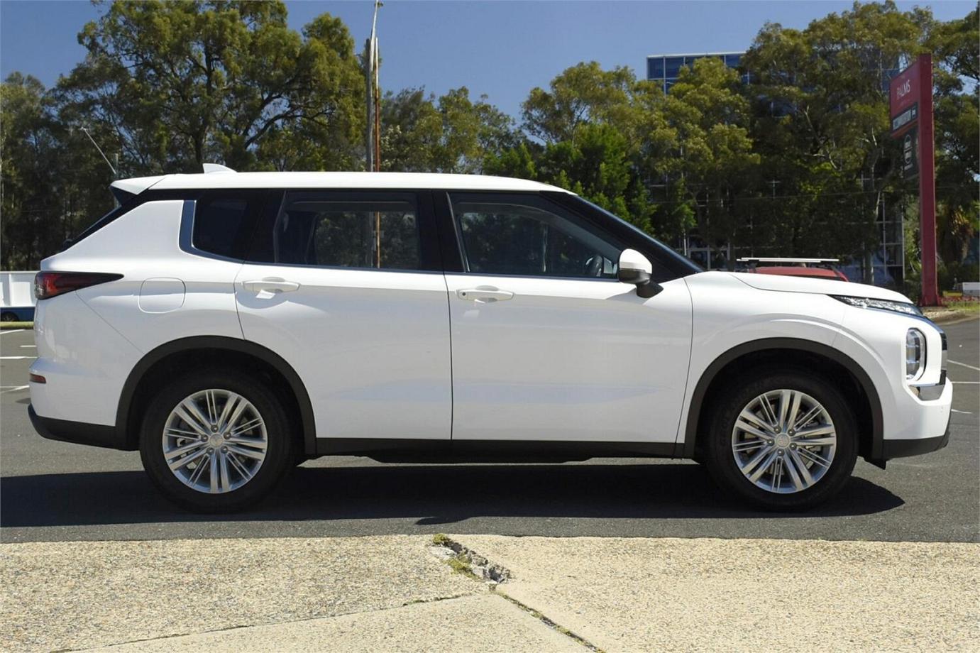 2023 Mitsubishi Outlander Es-14