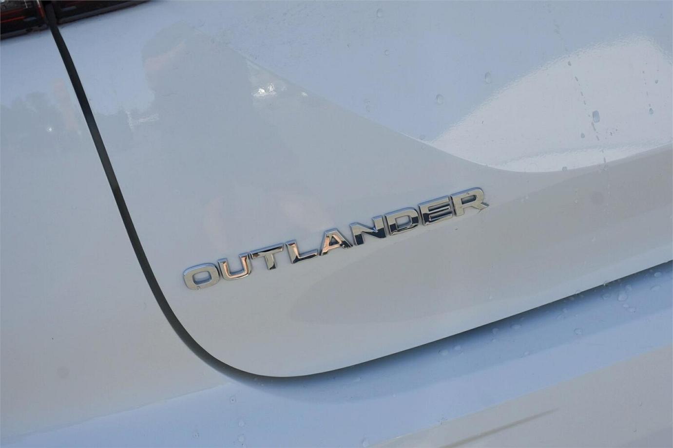 2023 Mitsubishi Outlander Es-18