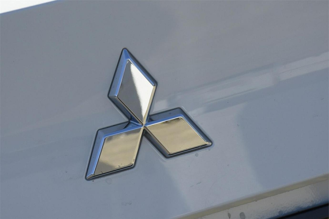 2023 Mitsubishi Outlander Es-19