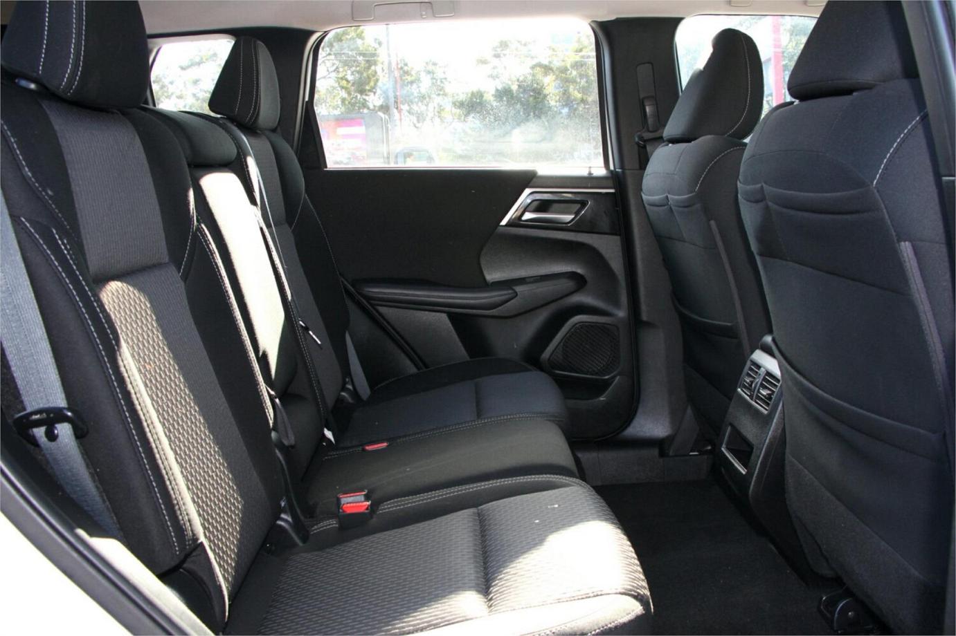 2023 Mitsubishi Outlander Es-2