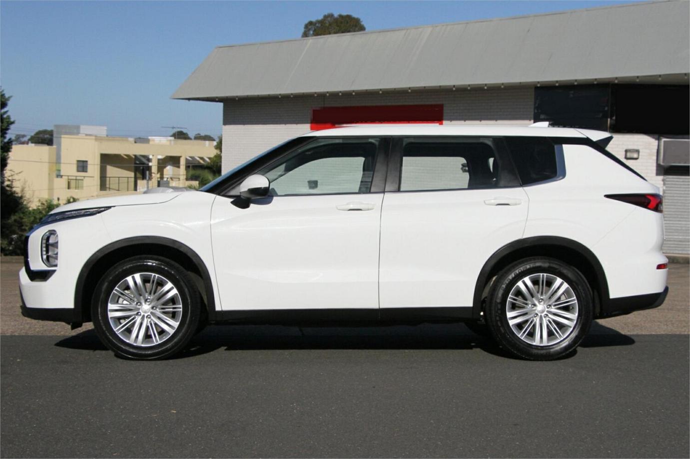 2023 Mitsubishi Outlander Es-13