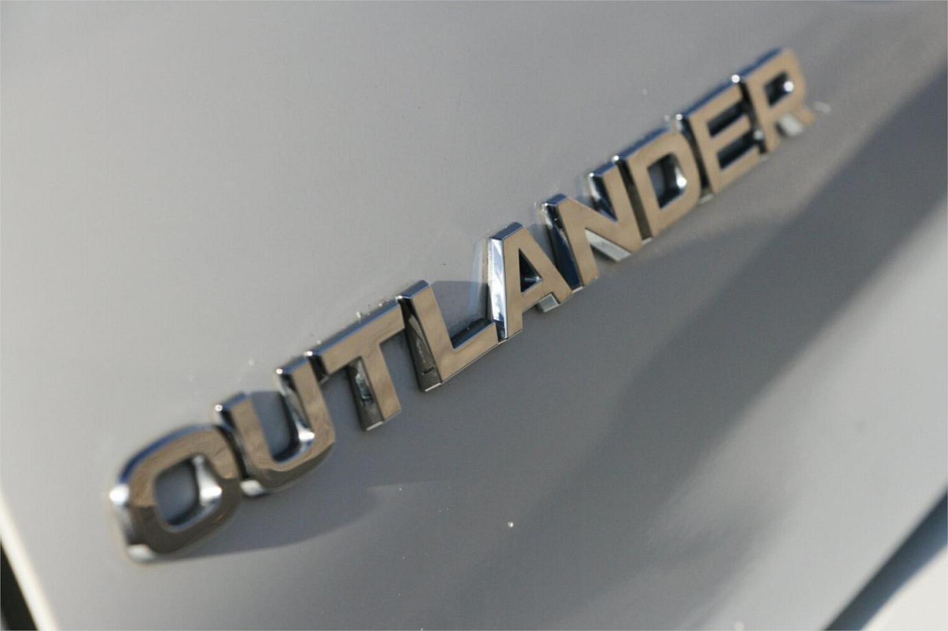 2023 Mitsubishi Outlander Es-17