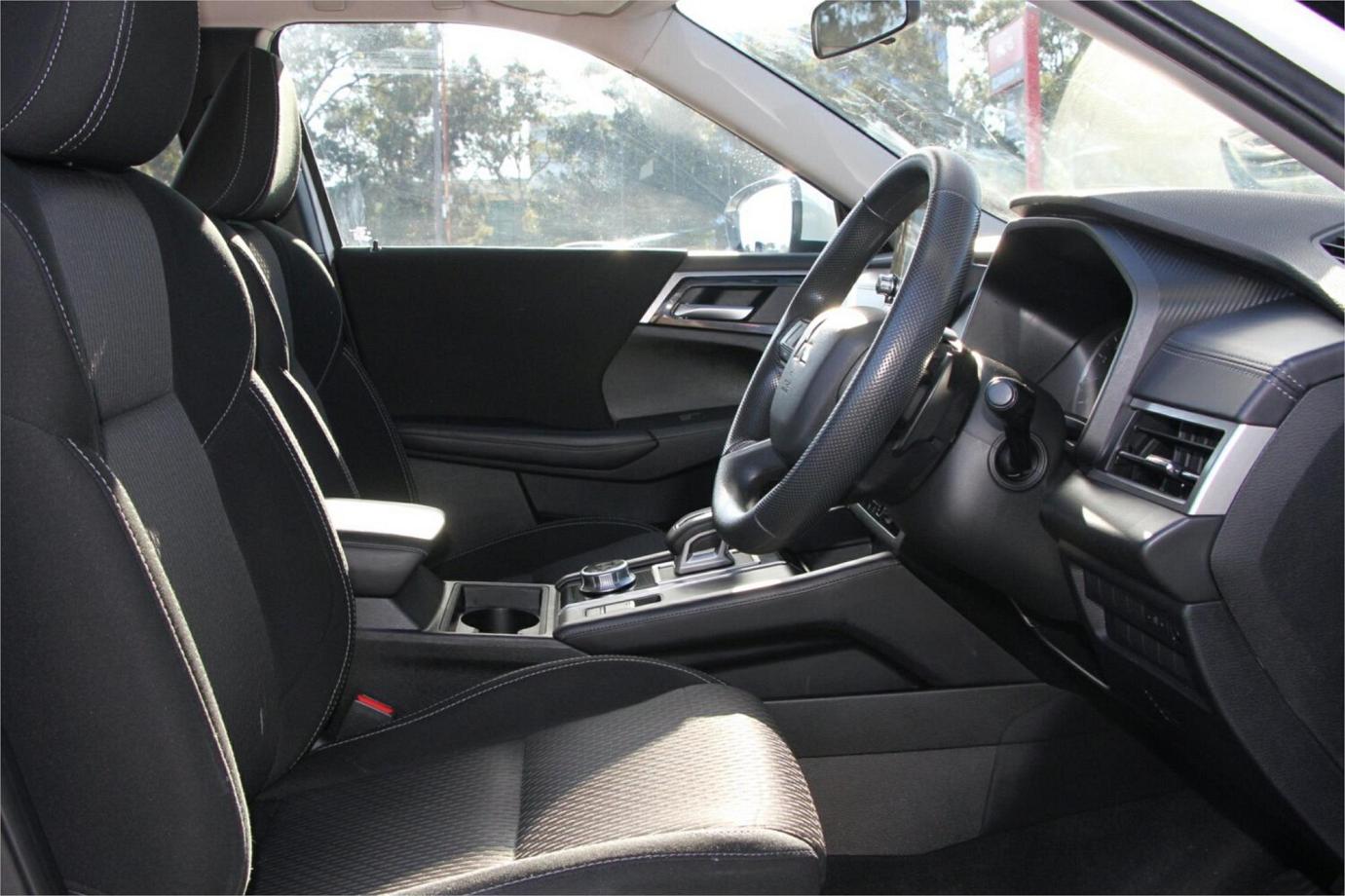 2023 Mitsubishi Outlander Es-24