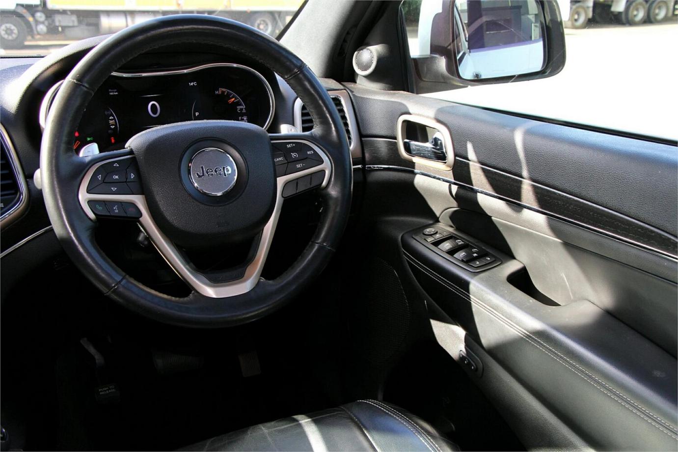 2015 Jeep Grand Cherokee Limited-23