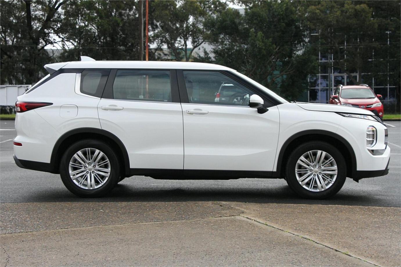 2023 Mitsubishi Outlander Es-13