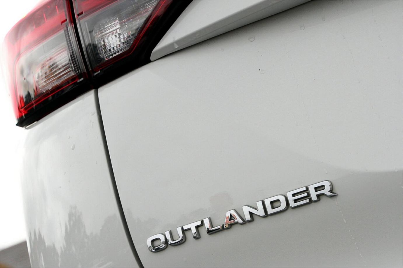 2023 Mitsubishi Outlander Es-17