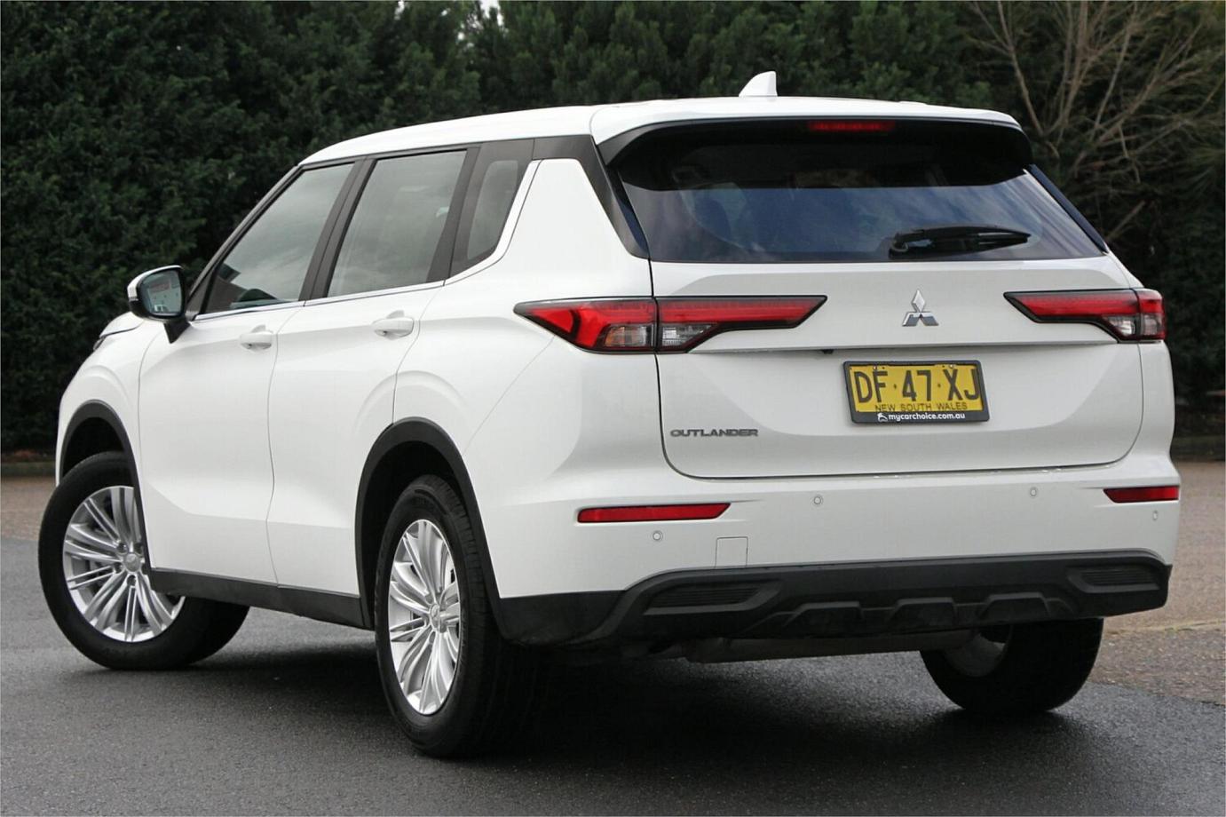 2023 Mitsubishi Outlander Es-19