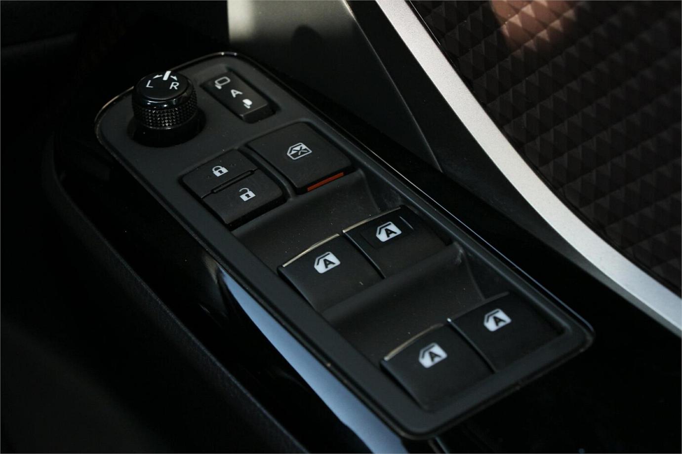 2018 TOYOTA C-HR G (HYBRID)-9