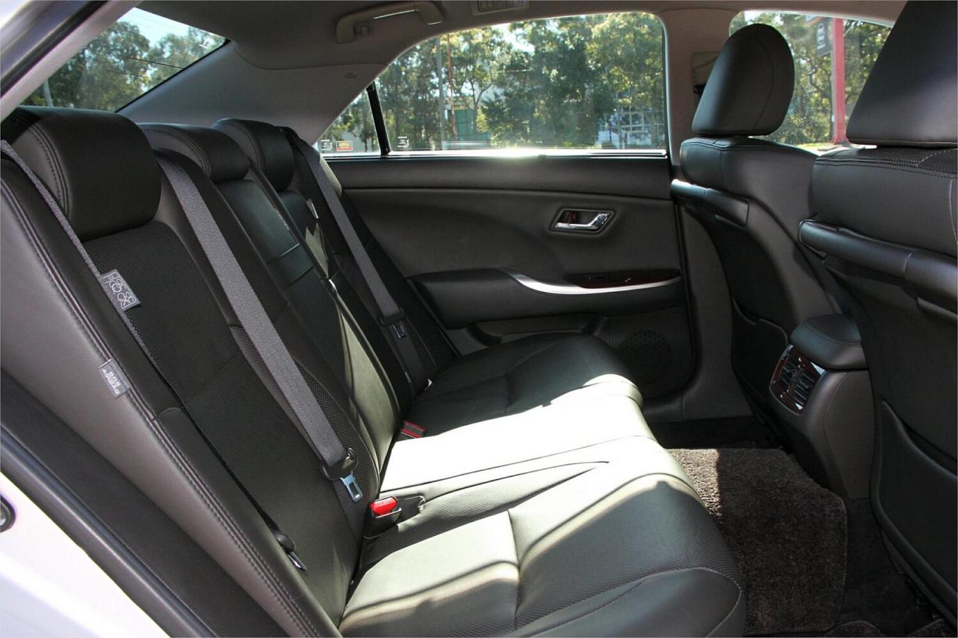 2011 Toyota Crown G (hybrid)-28