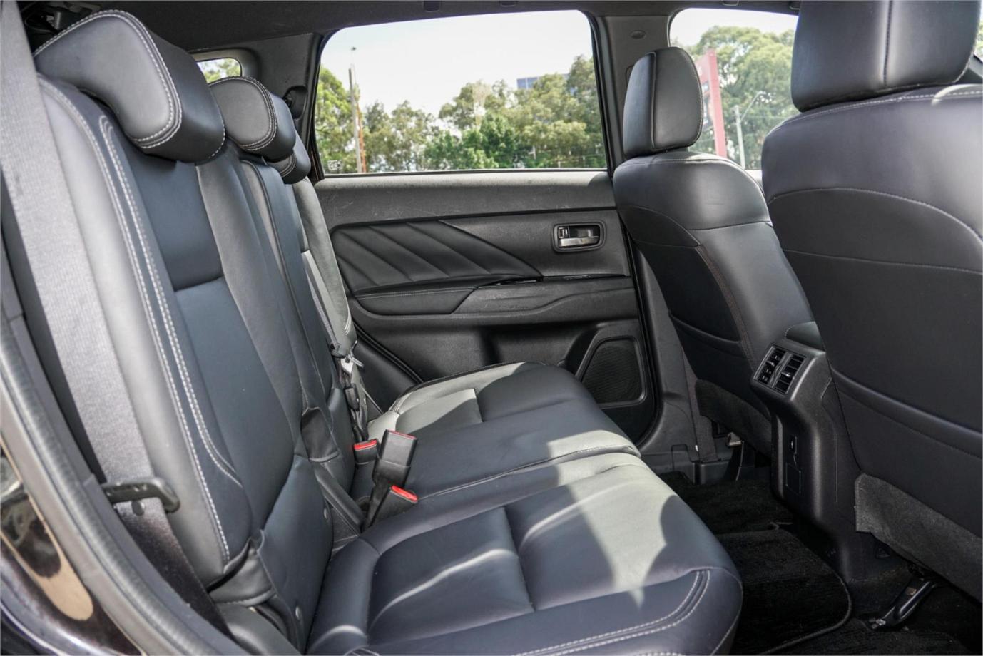 2018 Mitsubishi Outlander Phev Exceed-25