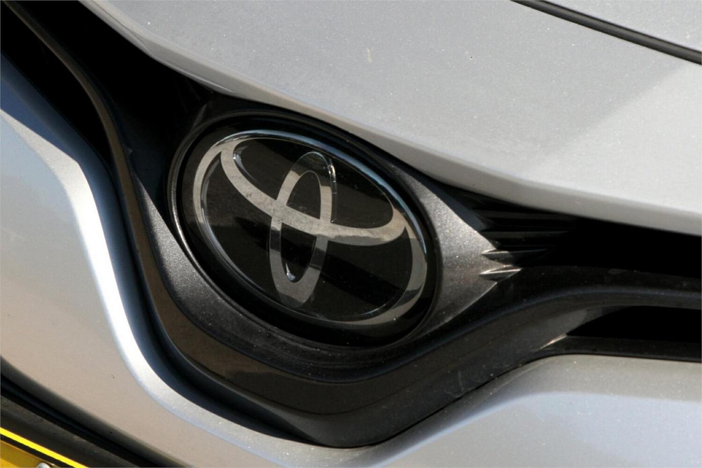 2019 Toyota Camry Ascent-18