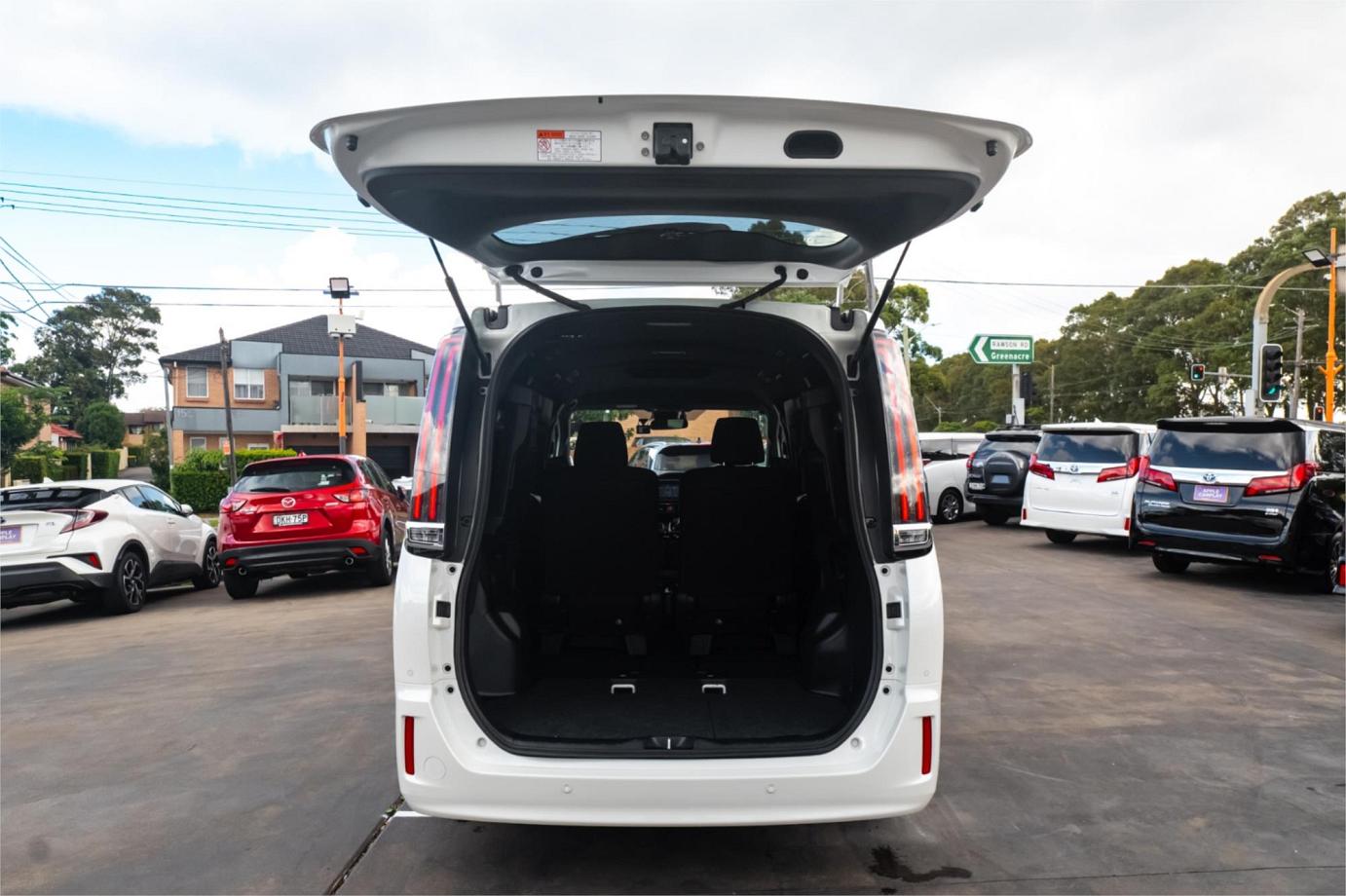 2020 Toyota Noah G (hybrid)-32