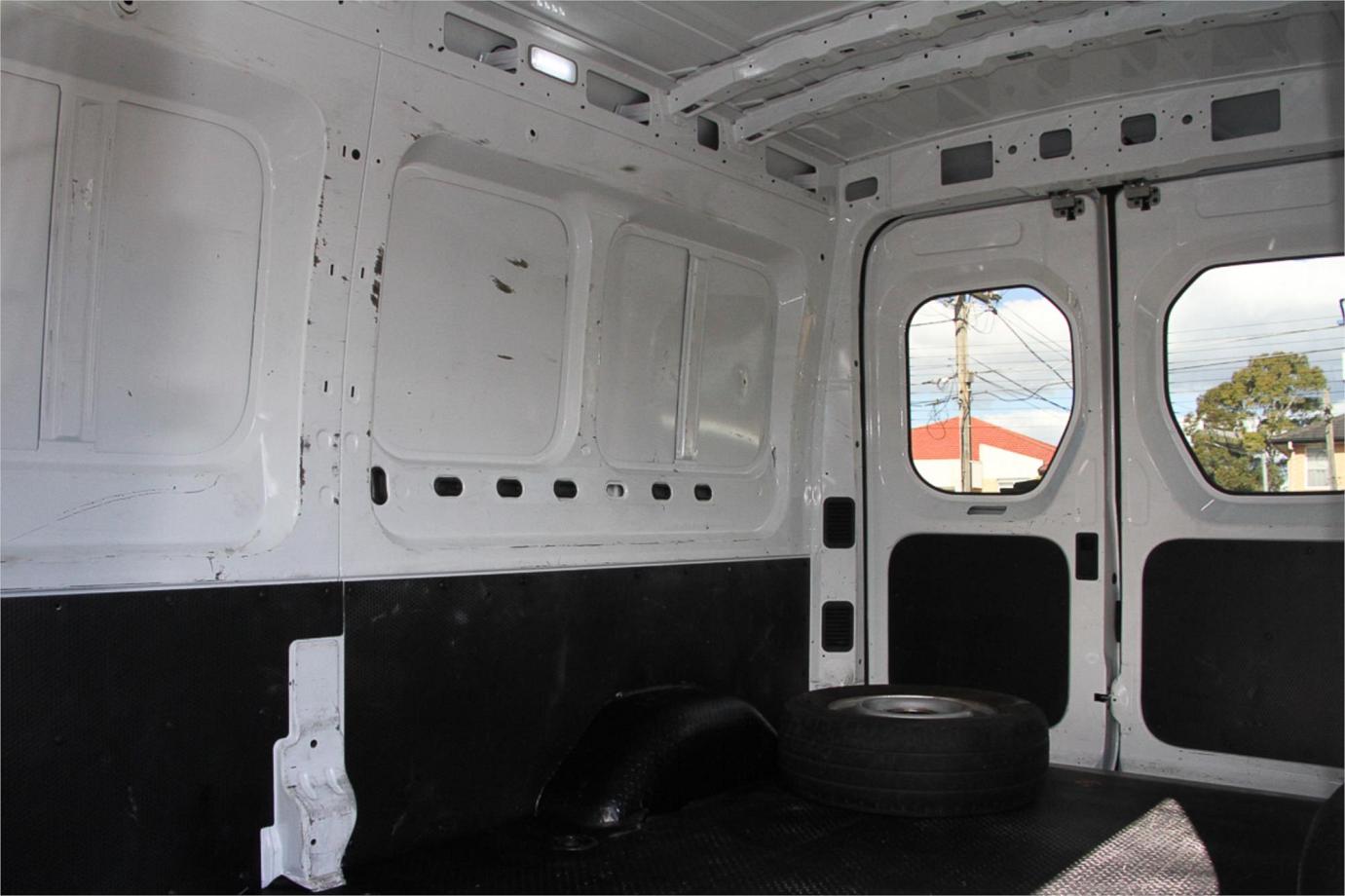 2022 Ldv Deliver 9 Mwb Mid Roof Exterior 2