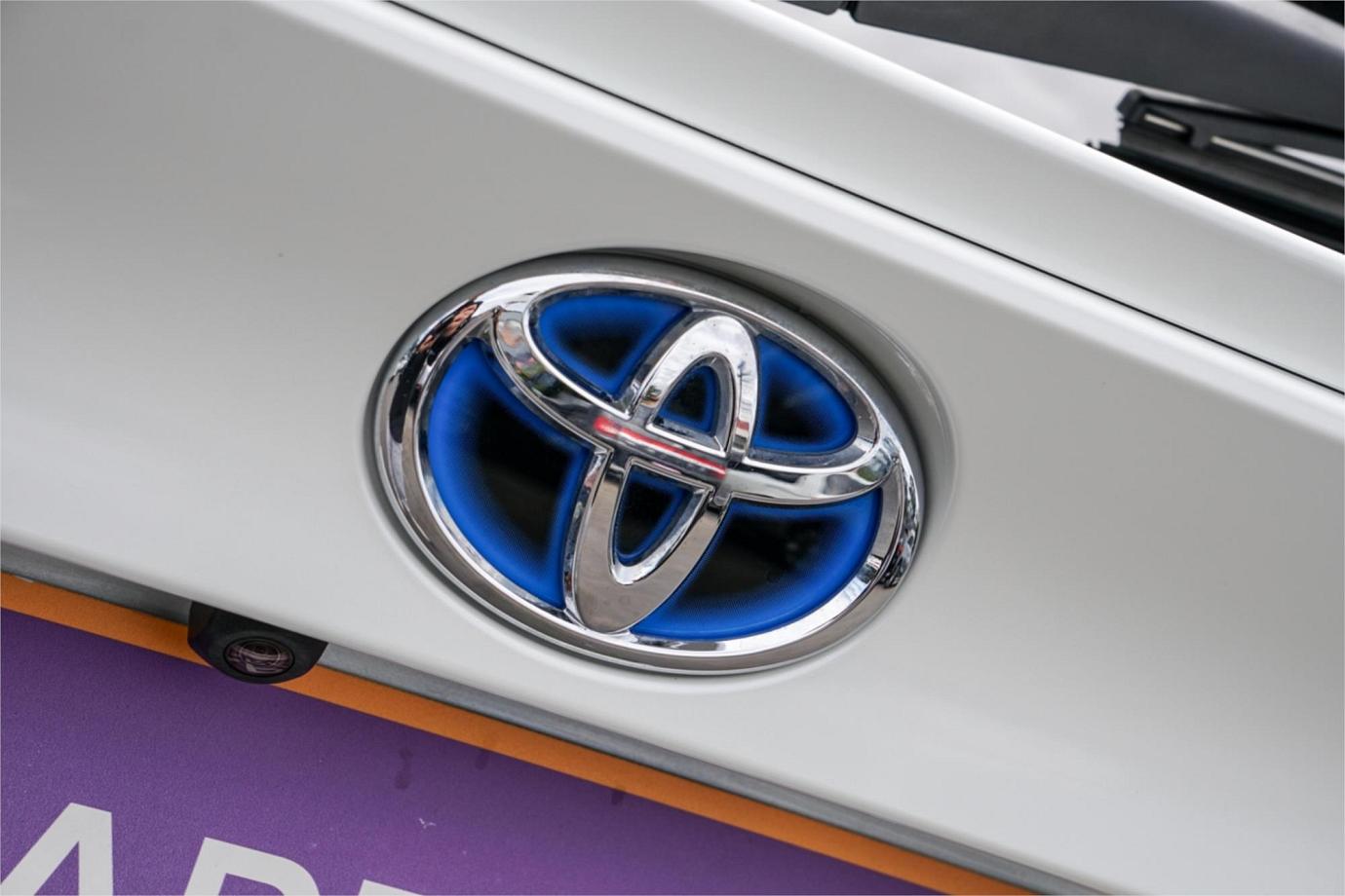 2018 TOYOTA C-HR G TWO TONE (HYBRID) Exterior 18